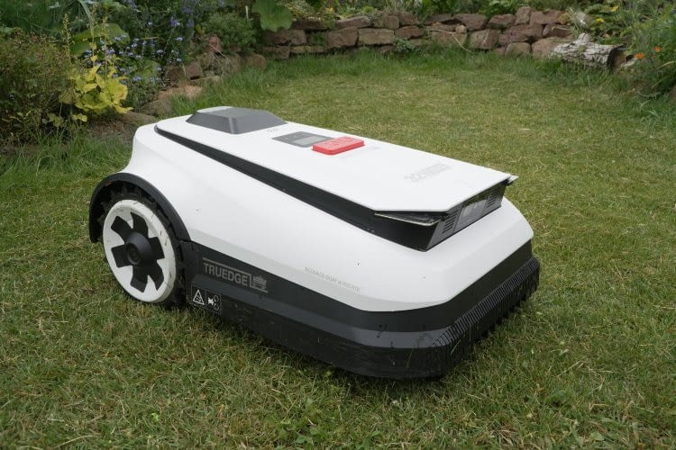 Der ECOVACS GOAT A1600 RTK gehört zu den größeren und schwereren Mährobotern 2025