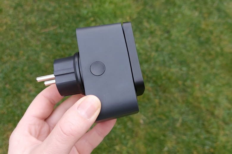 Mit diesem runden Knopf l&auml;sst sich die Steckdose alternativ auch manuell steuern