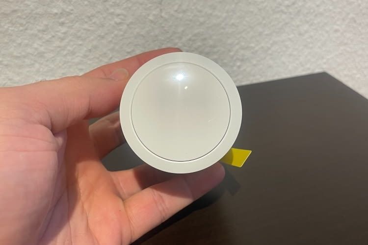 Der Druckknopf ist jetzt Weiß statt Schwarz