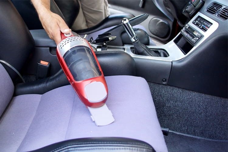 Ein Handstaubsauger eignet sich beispielsweise zur Autoreinigung