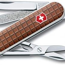 Kompaktes und bewährtes Werkzeug mit den wichtigsten Dingen, wie Schere, Nagelfeile, Messer und Schraubendreher.