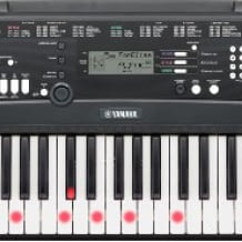 Digitales Keyboard mit 61 anschlagdynamischen Leuchttasten und USB-Anschluss.