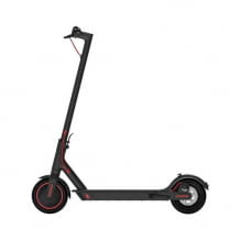 E-Scooter mit bis zu 45 km Reichweite und kinetischem System. Mit Doppelbremssystem und integriertem Display.