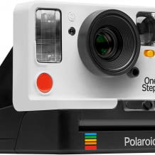 Polaroid Kamera mit Selbstauslöser und langer Akkulaufzeit. Mit hochwertiger beschichteter Linse und integriertem Blitz.
