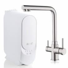 Umkehrosmoseanlage zur Wasseraufbereitung mit 4 Wege Wasserhahn zur Trennung von gereinigtem und remineralisiertem Wasser.