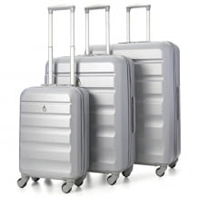 Drei Koffer in einem Set. Stabiler ABS Kunststoff, 360 Grad Rollen und ein ausziehbarer Teleskopgriff.