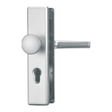 Schutzbeschlag für Wohnungsabschlusstüren mit einem Vierkant von 8 mm sowie einem Abstand von 72 mm.