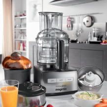 1.100 watt di potenza, alloggiamento in acciaio inox Sabatier e policarbonato privo di BPA, incluso sistema a tre ciotole