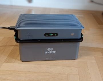 Der SolarFlow 2400 AC Wechselrichter sitzt hier direkt auf dem Speichermodul