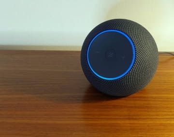 Optisch bleibt Amazon auch beim Echo Dot Max dem Kugeldesign treu