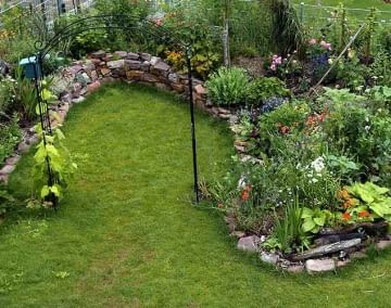 Auch wir halten uns regelmäßig draußen im Grünen auf und stellen in diesem Artikel Mähroboter für kleine Gärten vor