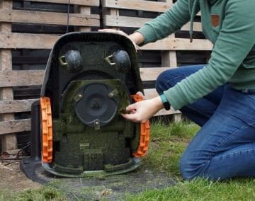 Nasser Rasenschnitt kann manchmal am Gehäuse verkleben