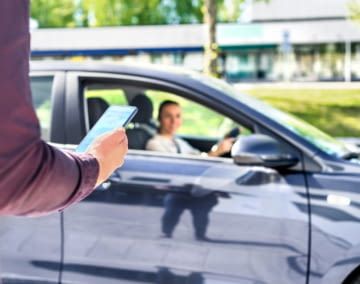 Besitzer von Elektroautos können ihre THG Quote einfach und schnell beantragen - auch am Handy!