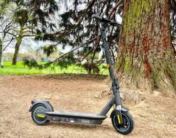 Auto-Verkehr und öffentliche Verkehrsmittel können mit E-Scootern mit Straßenzulassung einfach umgangen werden.