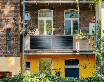 Mini-Solaranlagen lassen sich einfach am Balkongeländer anbringen