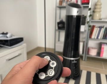 Mit der Fernbedienung können die verschiedenen Funktionen auch vom Sofa oder dem Bett aus gesteuert werden