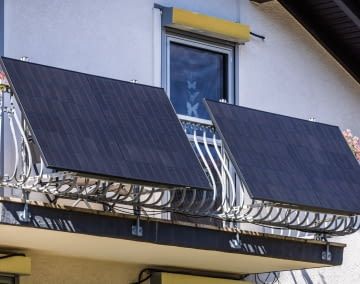 800 Watt Balkonkraftwerke bestehen meist aus zwei Solarmodulen
