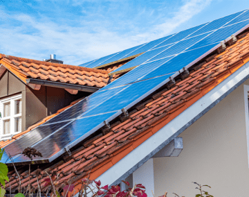Wir erklären worauf man achten muss, wenn man Solarstrom an den Nachbarn verkaufen will.