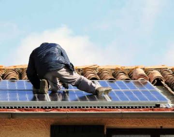 Ein Solarteuer installiert eine PV Anlage