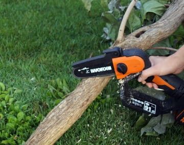 Diese kleine Kettensäge leistete bei uns im Test gute Dienste