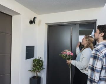 Die Abus Licht Außen-Kamera ermöglicht eine intuitive 2-Wege-Kommunikation