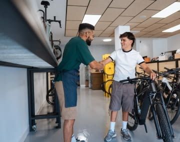 Wer beim E-Bike Kauf sparen will, sollte sich genau informieren und sich im Sale von Anbieter rebike umsehen