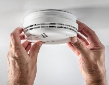 Schon ein Rauchwarnmelder in Haus oder Wohnung erhöht die Sicherheit stark