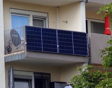 Wir stellen passende Mini-Solaranlagen für Beton-Balkone vor