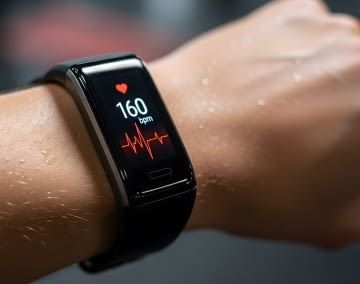 Mit einem smarten Tracker lässt sich das eigene Fitnesslevel gut einschätzen