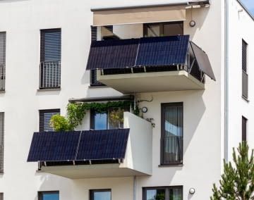 Wer genug Platz hat, kann mehr als nur ein Balkonkraftwerk installieren