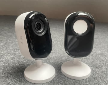 Wir haben das 2-er Set der Arlo Essential 3 2K Indoor Überwachungskamera getestet