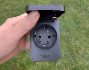 Diese Steckdose ist dank ihrer Abdeckklappe gut gegen Spritzwasser-geschützt