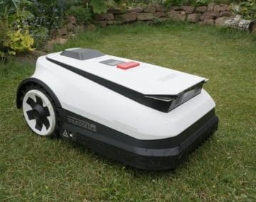Der ECOVACS GOAT A1600 RTK gehört zu den größeren und schwereren Mährobotern 2025