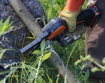 Wir nutzen diese Worx Mini-Kettensäge gerne für kleinere DIY-Projekte