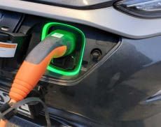 Mit einer Wallbox laden Besitzer eines E-Fahrzeugs ihr Auto bequem zuhause