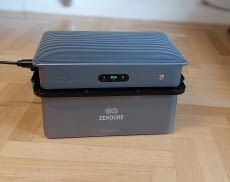Der SolarFlow 2400 AC Wechselrichter sitzt hier direkt auf dem Speichermodul
