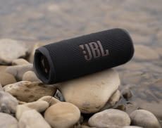 Mit wasserdichten Bluetooth-Lautsprechern können Anwender ihre Geräte auch bedenkenlos am Wasser verwenden.