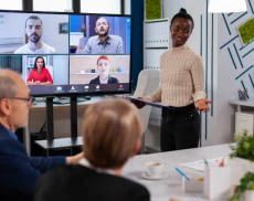 Mit dem Fire TV Cube lassen sich Videoanrufe bequem auch mit mehreren Personen tätigen