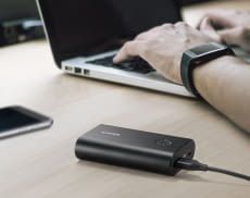 Anker PowerCore+ 10050 mAh ist handlich und verfügt über einen Quick Charge-Port