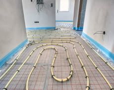 Mit einer Fußbodenheizung lassen sich sperrige Heizkörper an der Wand einsparen