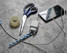 Mit einem Papierstrohhalm und etwas Tesa lässt sich Kabelbruch beim Smartphone Ladekabel vorbeugen