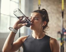 Fitness Studio Kopfhörer bieten in der Regel einen festen Sitz und sind kabellos und schweißresistent.