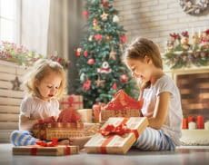 Liebevoll verpackte Geschenke bringen Kinderaugen zum Leuchten