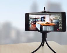 Viele Apps verbinden das eigene Smartphone per Live-Stream mit einem Zweit-Geräte zuhause