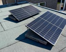 Bifaziale Module eignen sich z. B. gut für Garagendächer oder Carports