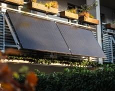 Bifaziale Module eignen sich z. B. gut für Balkone, Garagendächer oder Carports