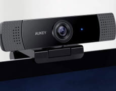 Die AUKEY PC-LM1E Webcam bietet Full HD Auflösung und ist spielend einfach zu installieren