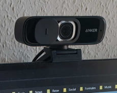 Anker PowerConf C300 Webcam mit angebrachter Objektiv-Schiebeklappe für mehr Datenschutz