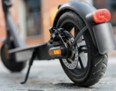 E-Scooter zu fahren ist praktisch und macht Spaß, dennoch sollten Stabilität und Sicherheit nicht außer Acht gelassen werden.