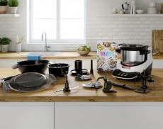 Bosch Cookit bringt viel Zubehör wie Spatel, Dampfgaraufsatz oder Kochbuch mit